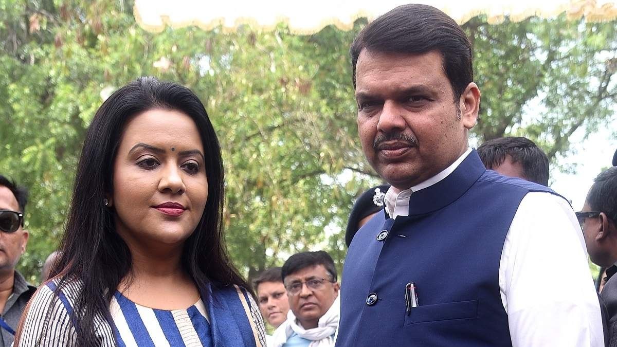 Fadanvis-with-wife-amruta